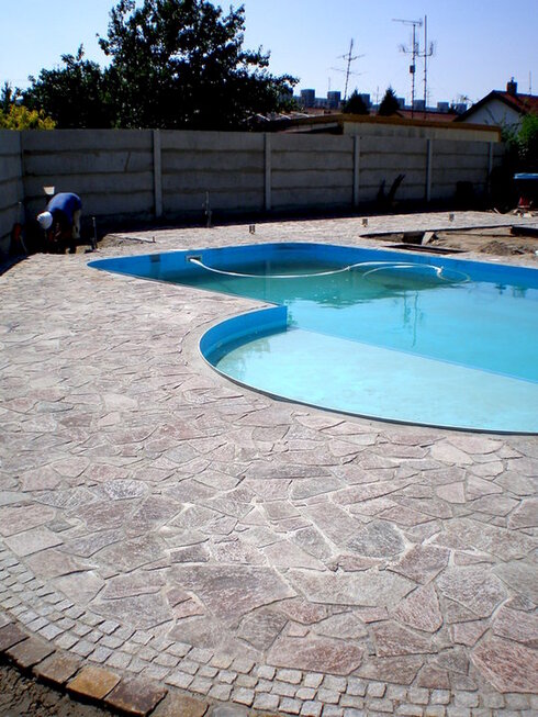 kamenná dlažba okolo bazéna