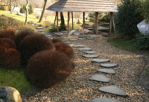 Kamenné a štrkové chodníky do záhrady