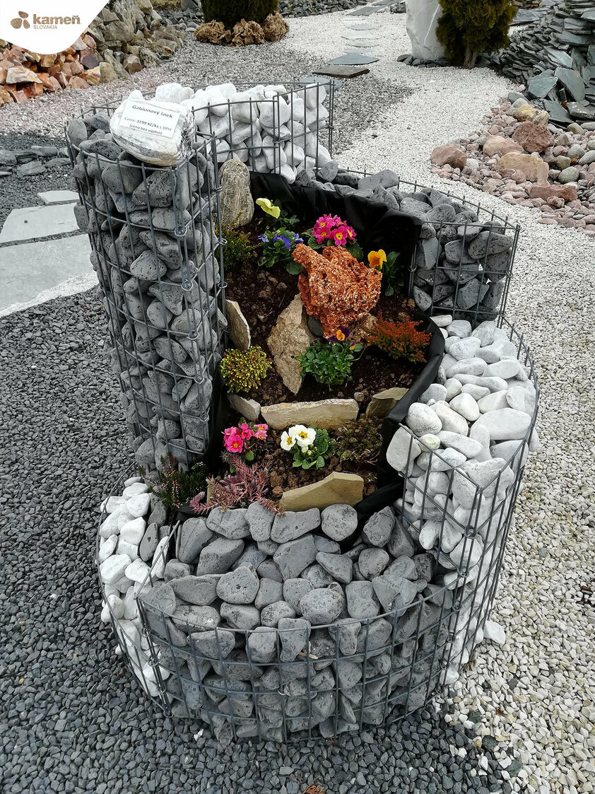 Gabiónový slimák, kovová konštrukcia ako dekorácia do záhrady vyplnené mixom prírodných kameňov okrúhliakov