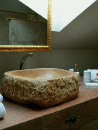 Kamenné umývadlo v dizajnovej kúpeľni