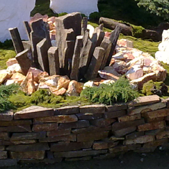 kamenný múrik a skalka v záhrade