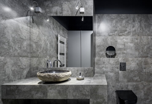 Mramorové umývadlo z prírodného kameňa ako dominanta modernej kúpeľne