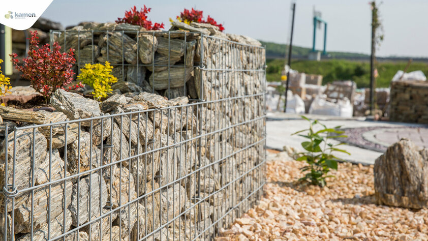 Okrasné múriky z gabiónu vyplnené prírodným kameňom - kamenná kôra